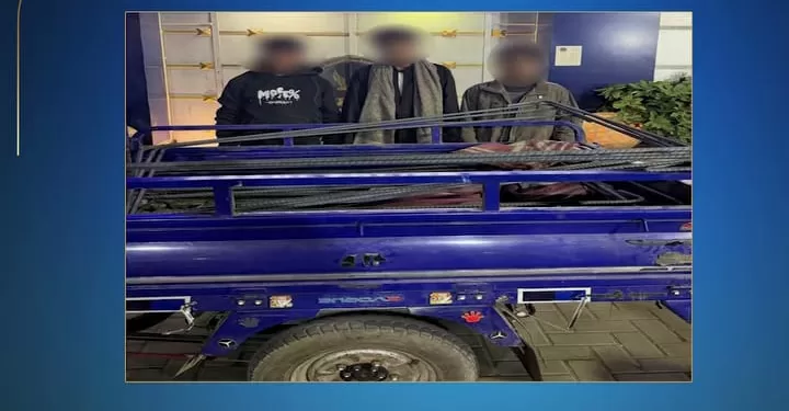 رجموه بالحجارة لمنع تصويرهم.. ضبط 3 لصوص سرقوا حديد تسليح كوبري المعصرة