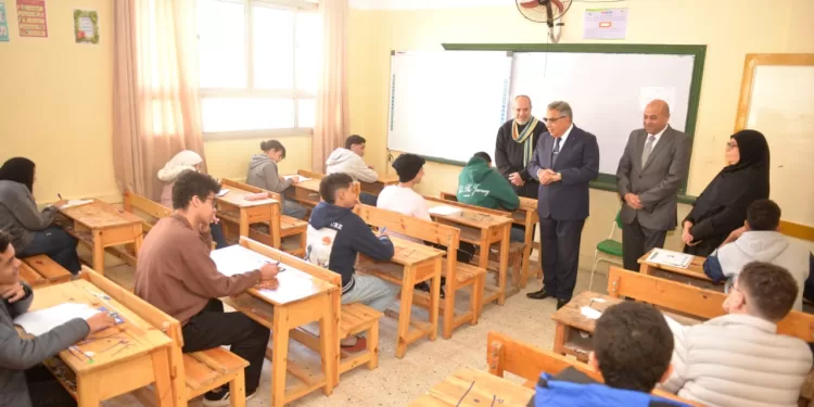 محافظ الدقهلية يتفقد لجان امتحانات الفصل الدراسي الأول للشهادة الإعدادية بالمنصورة