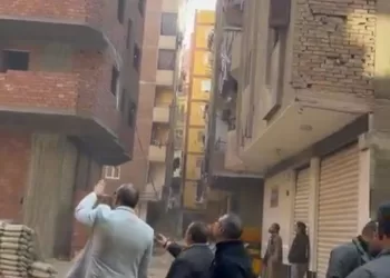 بقيادة رئيس حي الهرم.. إزالة طوابق مخالفة بعقارين في «منطقة المنشية» بفيصل
