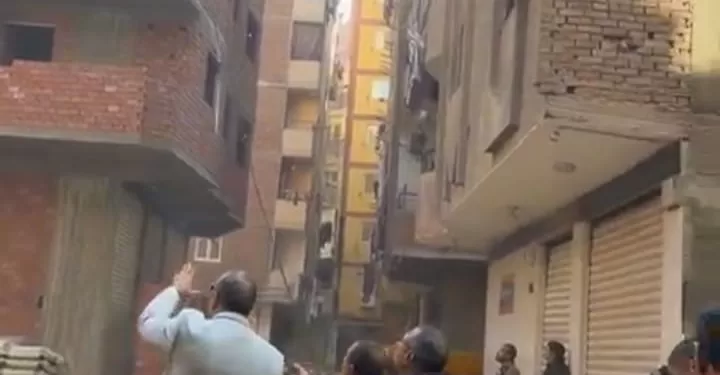 بقيادة رئيس حي الهرم.. إزالة طوابق مخالفة بعقارين في «منطقة المنشية» بفيصل