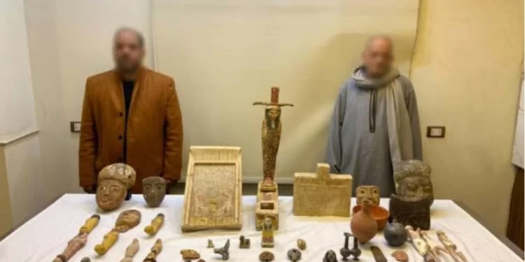 سقوط متهمين بحوزتهما 53 قطعة أثرية بالمنيا.. والآثار تؤكد: تعود للدولة القديمة 1 - جريدة الجمهورية سقوط متهمين بحوزتهما 53 قطعة أثرية بالمنيا.. والآثار تؤكد: تعود للدولة القديمة