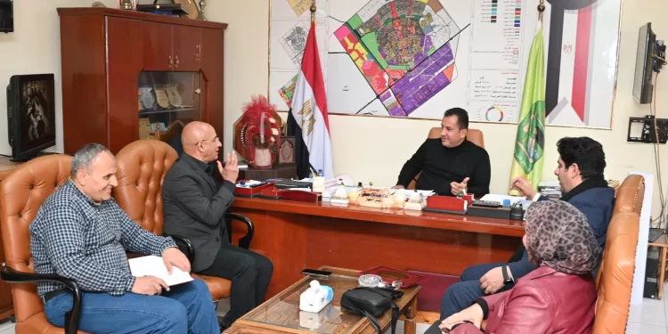 تقديرًا لجهوده المجتمعية.. مسؤولو «مركز الريادة المصري الدولي» يكرمون رئيس جهاز مدينة العاشر