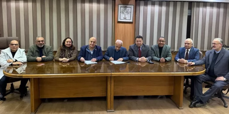 مزايا مالية إضافية للعاملين.. اتفاقية عمل جماعية بين «اتحاد العمال» و«تيتان مصر للأسمنت»