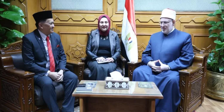 الأزهر يعتز بنموذج الطالب الماليزي «علمًا وسلوكًا».. الضويني يستقبل وزير الشؤون الدينية لولاية «صباح» 1 - جريدة الجمهورية الأزهر يعتز بنموذج الطالب الماليزي «علمًا وسلوكًا».. الضويني يستقبل وزير الشؤون الدينية لولاية «صباح»