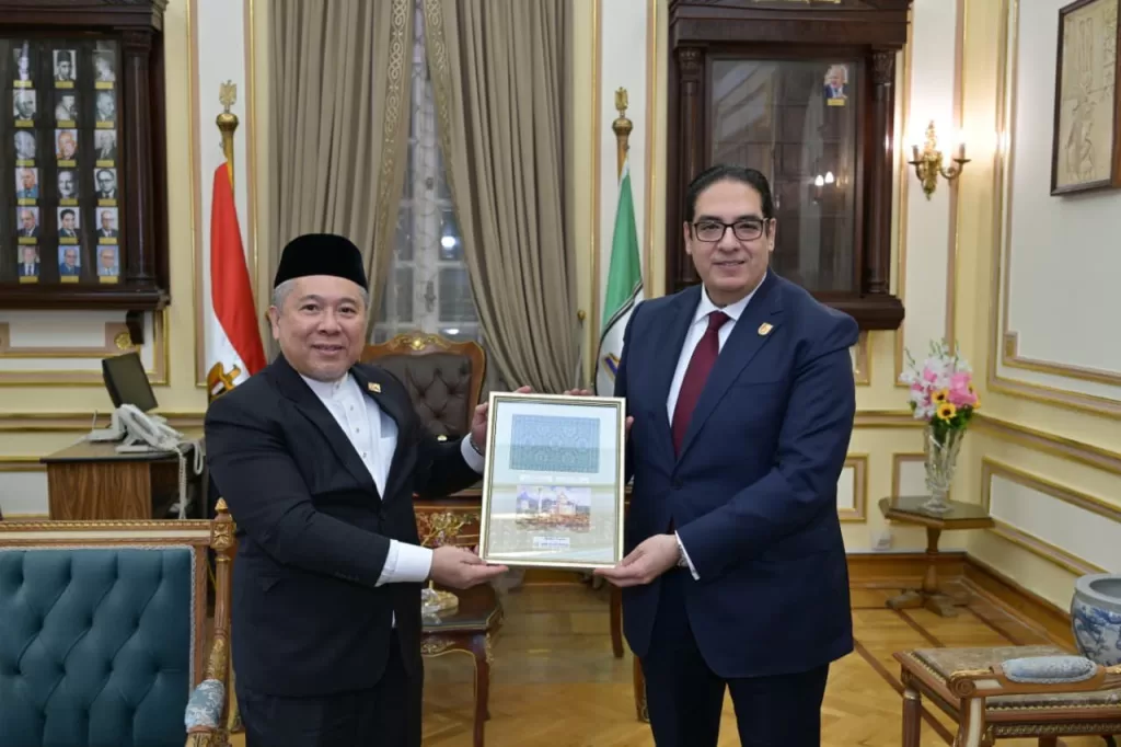 رئيس جامعة القاهرة يستقبل نظيره ببروناي لبحث سبل التعاون البحثي والعلمي 3 - جريدة الجمهورية WhatsApp Image 2026 01 22 at 1.35.37 PM 3 - جريدة الجمهورية