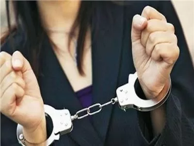 سيدة تحتال على الشباب بالحي الراقي.. أوهمتهم بالسفر للدراسة بالجامعات الأجنبية لنهب أموالهم 29 - جريدة الجمهورية سيدة تحتال على الشباب بالحي الراقي.. أوهمتهم بالسفر للدراسة بالجامعات الأجنبية لنهب أموالهم