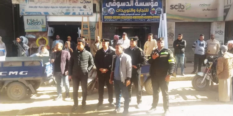 نائب محافظ مطروح يقود حملة مكبرة لإخلاء «السوق القديم».. ونقل الباعة للأسواق الحضارية