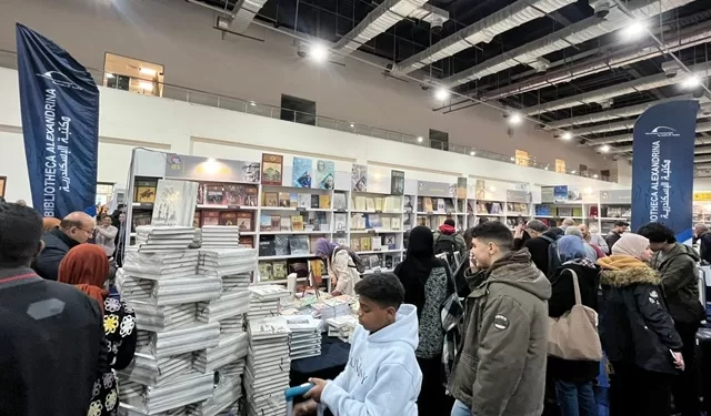 جناح مكتبة الإسكندرية يشهد إقبالاً كثيفاً من جمهور معرض القاهرة الدولي للكتاب