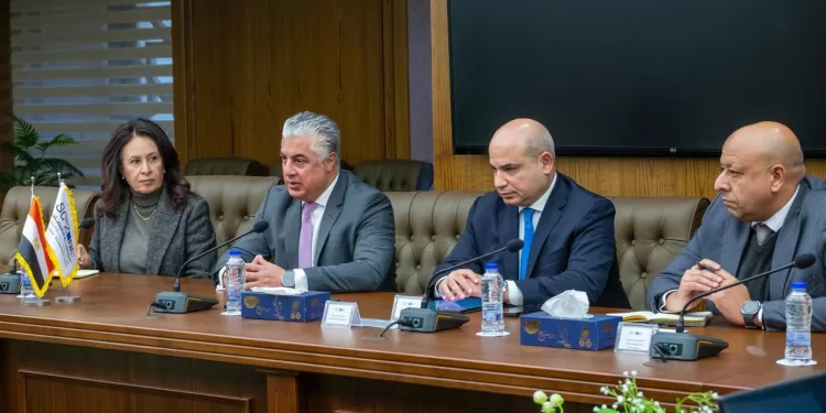 رئيس اقتصادية قناة السويس يبحث مع السفير الهولندي فرص الاستثمار في الوقود الأخضر والتنمية المستدامة