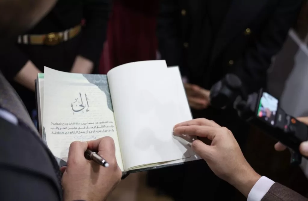 جسرٌ بين العصور.. د. محمد زيادة يُهدي كتابه «بنت الشاطئ.. قصص لن تُروى» لمكتبة محمد بن راشد 4 - جريدة الجمهورية WhatsApp Image 2026 01 29 at 3.35.30 PM - جريدة الجمهورية