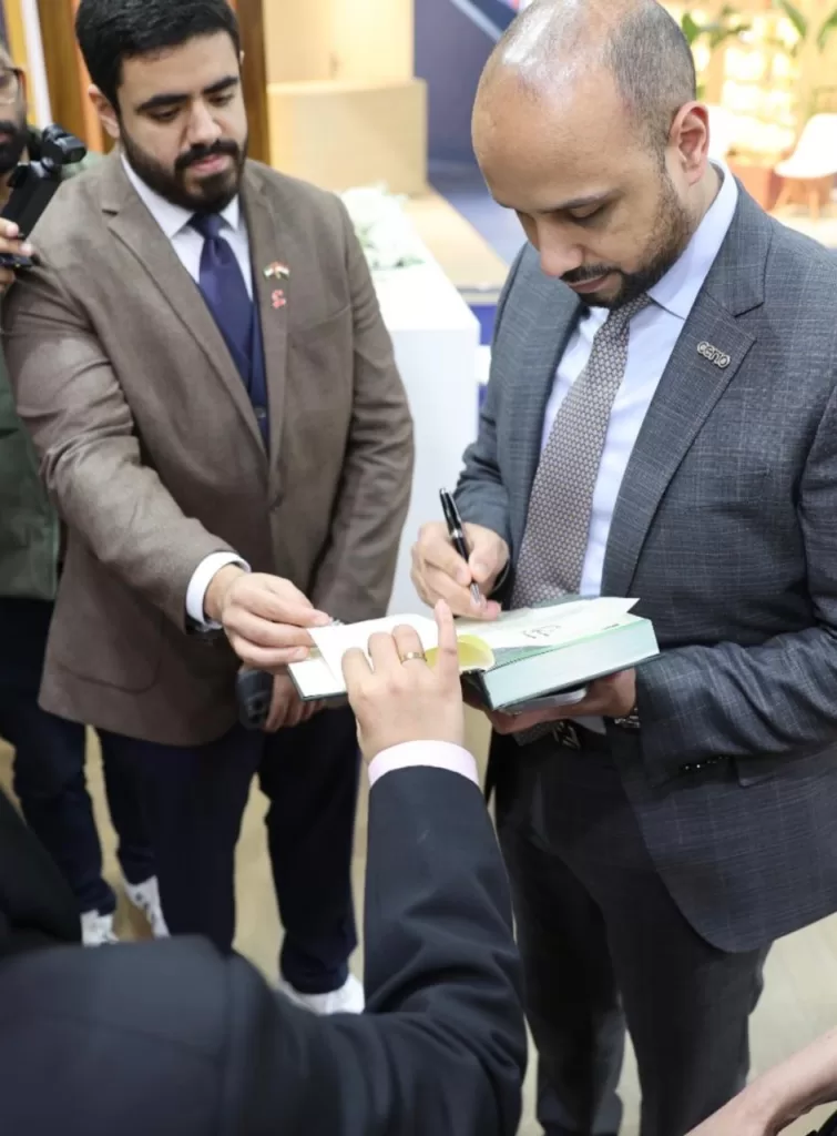 جسرٌ بين العصور.. د. محمد زيادة يُهدي كتابه «بنت الشاطئ.. قصص لن تُروى» لمكتبة محمد بن راشد 3 - جريدة الجمهورية WhatsApp Image 2026 01 29 at 3.35.31 PM 1 - جريدة الجمهورية