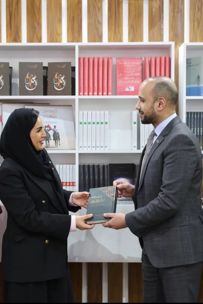 جسرٌ بين العصور.. د. محمد زيادة يُهدي كتابه «بنت الشاطئ.. قصص لن تُروى» لمكتبة محمد بن راشد 2 - جريدة الجمهورية WhatsApp Image 2026 01 29 at 3.35.31 PM 2 - جريدة الجمهورية