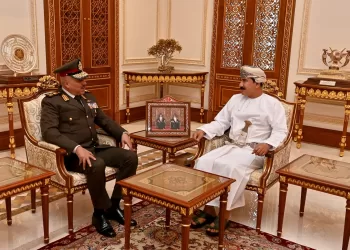 الفريق أحمد خليفة يعود إلى أرض الوطن عقب انتهاء زيارته الرسمية إلى سلطنة عُمان