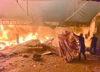 غارات الاحتلال تحرق خيام النازحين فى غزة