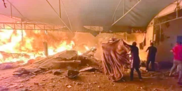 غارات الاحتلال تحرق خيام النازحين فى غزة