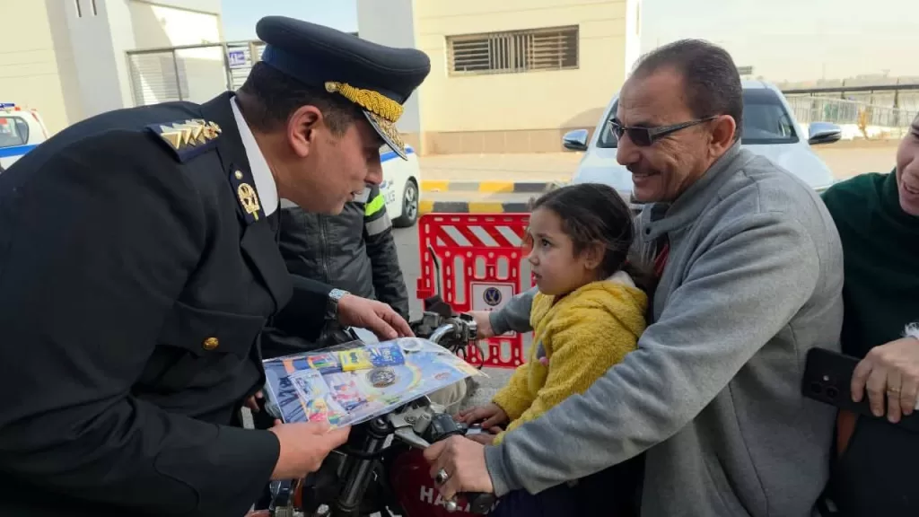 ضباط مرور بني سويف يحتفلون مع المواطنين بعيد الشرطة 2 - جريدة الجمهورية ee52cfef 2b0a 4a87 8b2c 498b2763ab0c - جريدة الجمهورية