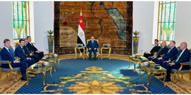 فيديو| الرئيس عبد الفتاح السيسي يستقبل وفد الاتحاد الدولي لكرة القدم «فيفا»