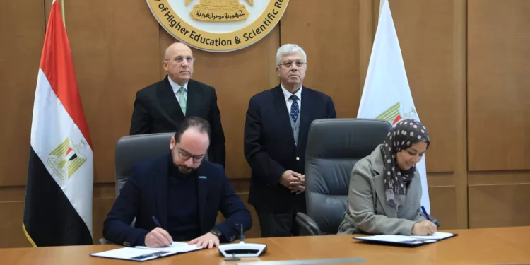 وزير التعليم العالي يوقع اتفاقية تعاون بين بنك المعرفة المصري والمجلس العربي للاختصاصات الصحية لدعم التحول الرقمي