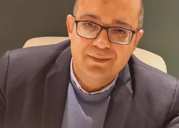 الشاعر عبد الرحمن مقلد: أغلب الشعراء مجذوبون بإغراء الأموال المفتوحة  للجوائز لكتابة نص فقير مستنسخ