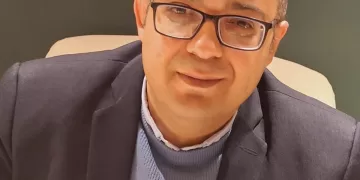 الشاعر عبد الرحمن مقلد: أغلب الشعراء مجذوبون بإغراء الأموال المفتوحة  للجوائز لكتابة نص فقير مستنسخ