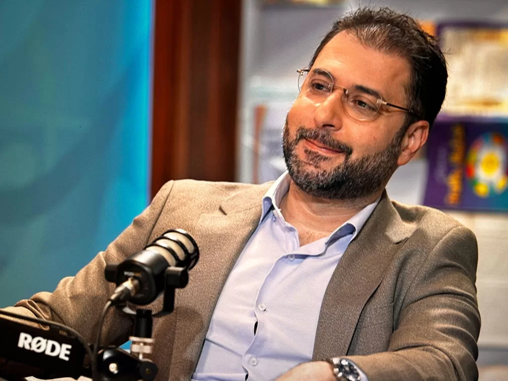 الكاتب اللبناني " محمد طرزي" .. صاحب جزيرة القرنفل: نجيب محفوظ يشبه مصر وحاراتها وصعد إلى" قمة المجد الأدبي" 2 - جريدة الجمهورية رئيسي 4 - جريدة الجمهورية