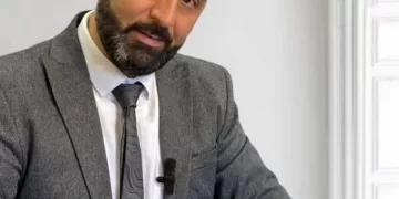 الكاتب الجزائري محمد جعفر المسجل باسمه..” هكتار الألم”: نجيب محفوظ ” ساحر الرواية” وعشت معه” بين القصرين “