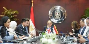 «وزير الاستثمار» يبحث مع «السفير البريطاني» سبل تعزيز الاستثمارات المشتركة