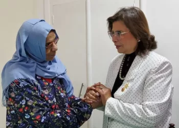 «د. راندا مصطفي» تزور «مهندسة الطاقة الذرية» وتستمع لمطالبها