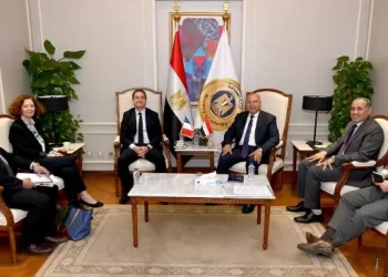 «كامل الوزير» يبحث مع السفير الفرنسي توطين صناعة الوحدات المتحركة ببرج العرب ومستجدات الخط السادس للمترو
