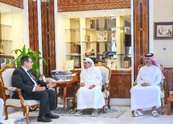 حاكم عجمان يستقبل رئيس جامعة القاهرة ويبحثان تعزيز التعاون الأكاديمي والبحثي