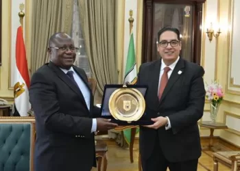 رئيس جامعة القاهرة يستقبل «سفير زامبيا» لبحث سبل التعاون الأكاديمي ودعم الطلاب الوافدين