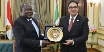 رئيس جامعة القاهرة يستقبل «سفير زامبيا» لبحث سبل التعاون الأكاديمي ودعم الطلاب الوافدين