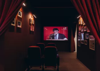 بيت الحكمة في الشارقة يحتفي بـ”لاعب النرد”: رحلة تفاعلية في شعر وهوية محمود درويش