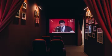 بيت الحكمة في الشارقة يحتفي بـ”لاعب النرد”: رحلة تفاعلية في شعر وهوية محمود درويش