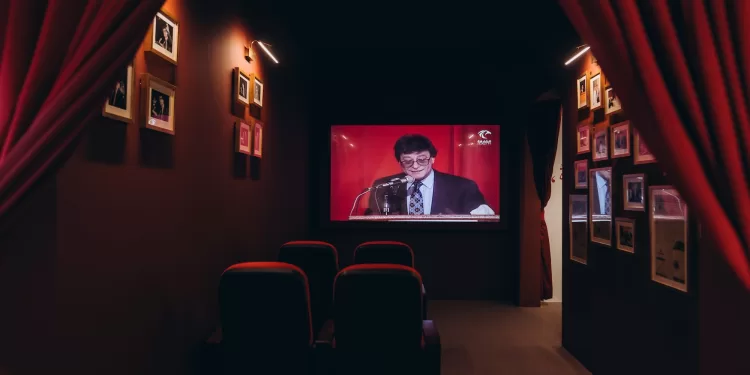 بيت الحكمة في الشارقة يحتفي بـ”لاعب النرد”: رحلة تفاعلية في شعر وهوية محمود درويش