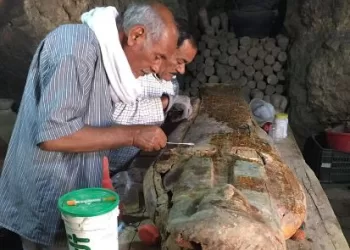 كشف أثري جديد بالأقصر.. خبيئة توابيت ملونة وبرديات نادرة من عصر الانتقال الثالث بمنطقة «القرنة»