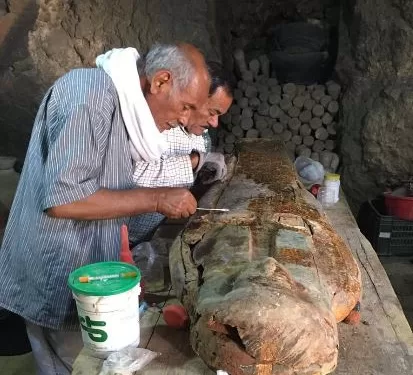 كشف أثري جديد بالأقصر.. خبيئة توابيت ملونة وبرديات نادرة من عصر الانتقال الثالث بمنطقة «القرنة»