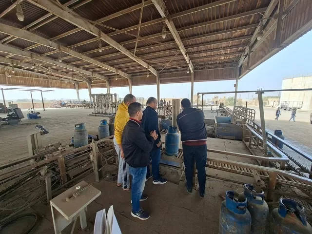 حملة تفتيشية على محطات الوقود وتعبئة البوتاجاز بالفيوم 2 - جريدة الجمهورية 36 - جريدة الجمهورية