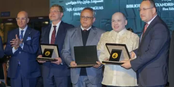 في احتفالية كبرى ..وزير التعليم العالي ومدير مكتبة الإسكندرية يسلمان “جائزة مكتبة الإسكندرية العالمية” للفائزين