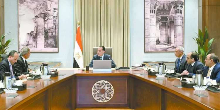 مدبولى يتسلم التقرير النهائى للجنة تطوير الإعلام