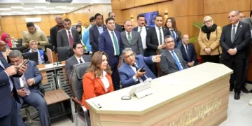 وزيرا التنمية المحلية والتموين يتفقدان مركز سيطرة الشبكة الوطنية والمركز التكنولوجي بالدقهلية