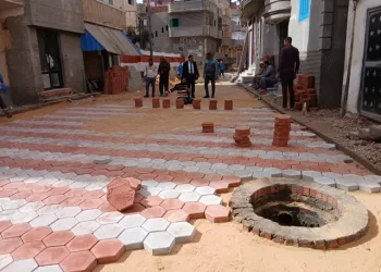 رصف مدخل مجمع مدارس منية السلامة بالرحمانية ببلاط «الإنترلوك»