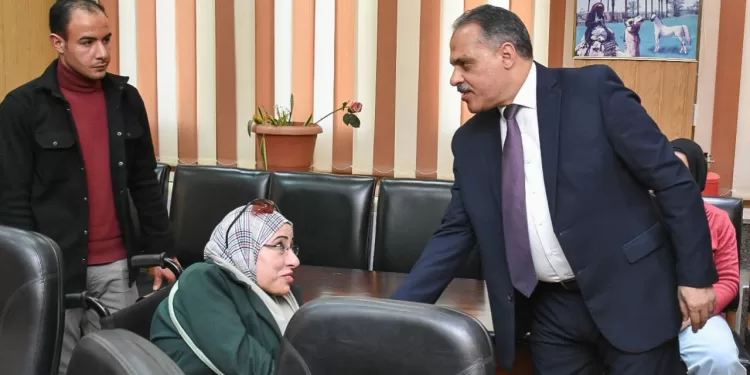 محافظ الشرقية يُسلم أجهزة تعويضية وكراسي متحركة لـ22 مواطنًا من ذوي الهمم