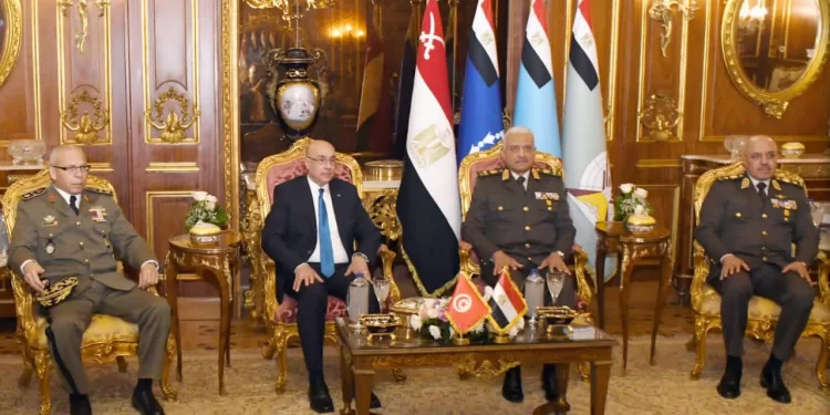 وزير الدفاع خلال لقائه نظيره التونسي خالد السهيلى: تعزيز أوجه التعاون العسكرى بين القوات المسلحة لكلا البلدين