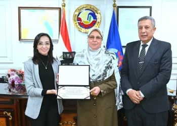 عازر تُكرّم مديرة مدرسة «يوسف كمال الإعدادية» بشبراخيت تقديرًا لتميزها