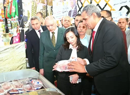 عازر: ضخ السلع يومياً بمعارض «أهلاً رمضان» بالبحيرة لمواجهة الغلاء