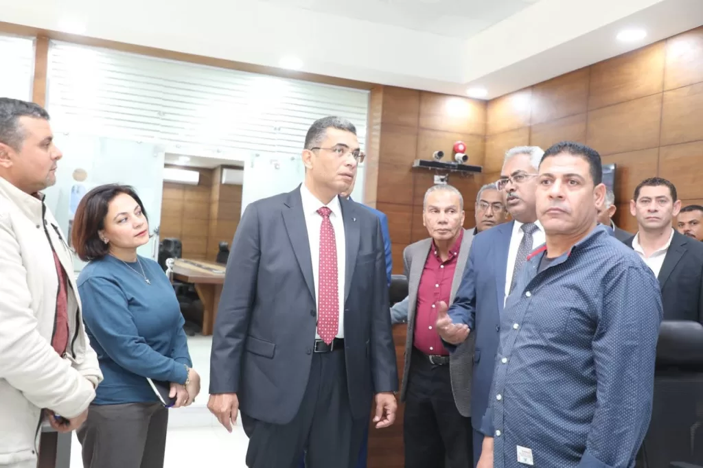 في أول يوم عمل.. محافظ البحر الأحمر الجديد يتفقد إدارات الديوان العام ويحاور الموظفين 4 - جريدة الجمهورية WhatsApp Image 2026 02 17 at 3.22.48 PM - جريدة الجمهورية