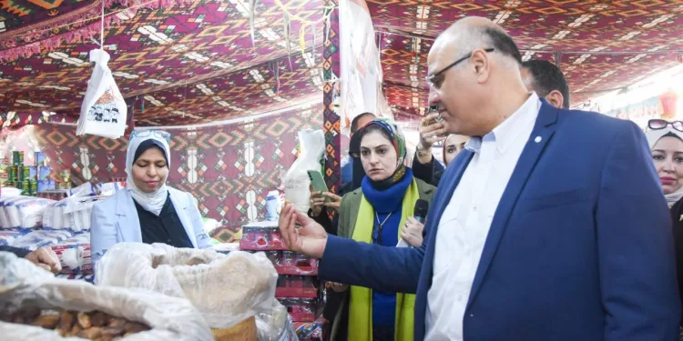 في أولى مهامه الميدانية.. محافظ الإسكندرية يفتتح معرض «أهلًا رمضان» بالسيوف ويقود جولة بالأتوبيس لتفقد الأحياء