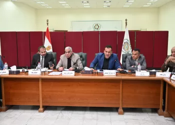 تنسيق مكثف بين مجلس أمناء العاشر وجهاز المدينة لتسريع الاستجابة لشكاوى المواطنين