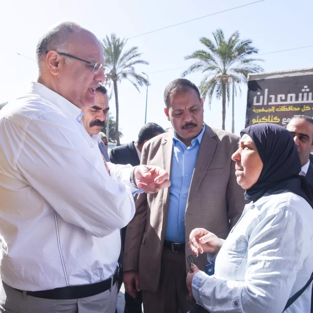 أيمن عطية «واحد من الناس».. محافظ الإسكندرية يلتقي المواطنين بحارات الجمرك وأزقة باكوس للاستماع لمشاكلهم 2 - جريدة الجمهورية WhatsApp Image 2026 02 18 at 9.37.33 PM1 - جريدة الجمهورية